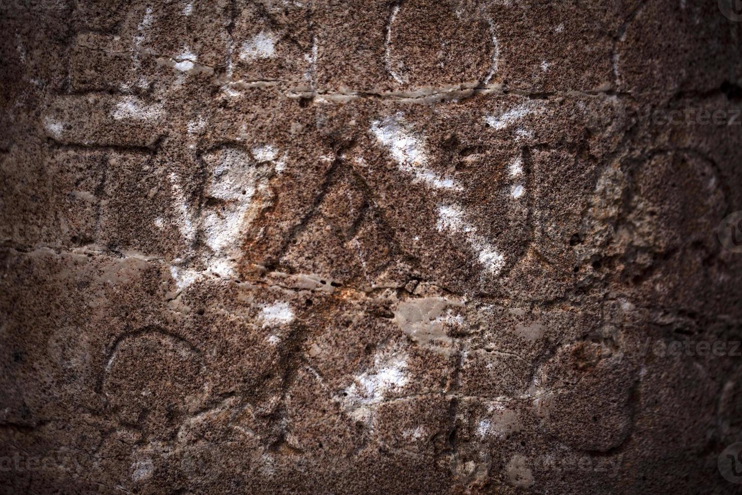 Epígrafe de edad antigua histórica en piedra de tableta de mármol foto