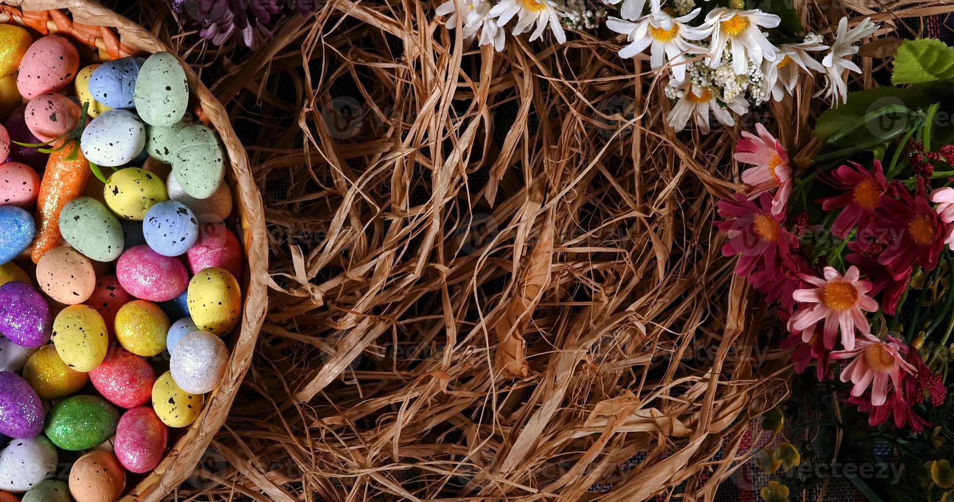 coloridos huevos pascuales tradicionales de pascua foto