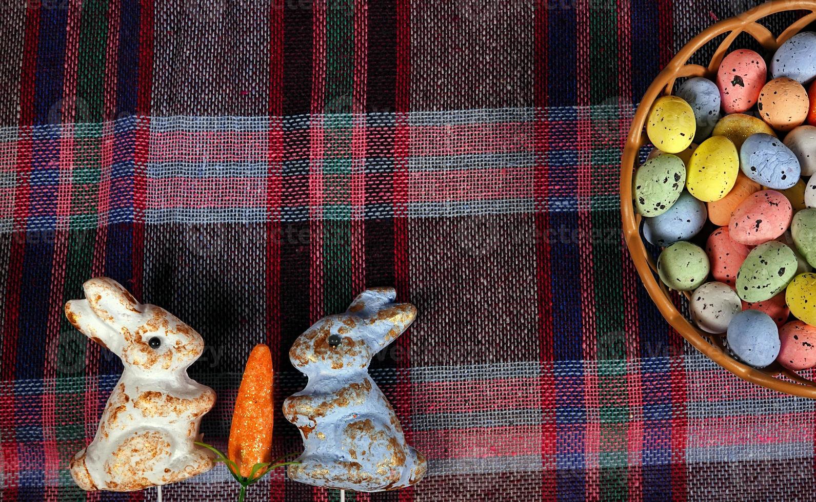 coloridos huevos pascuales tradicionales de pascua foto