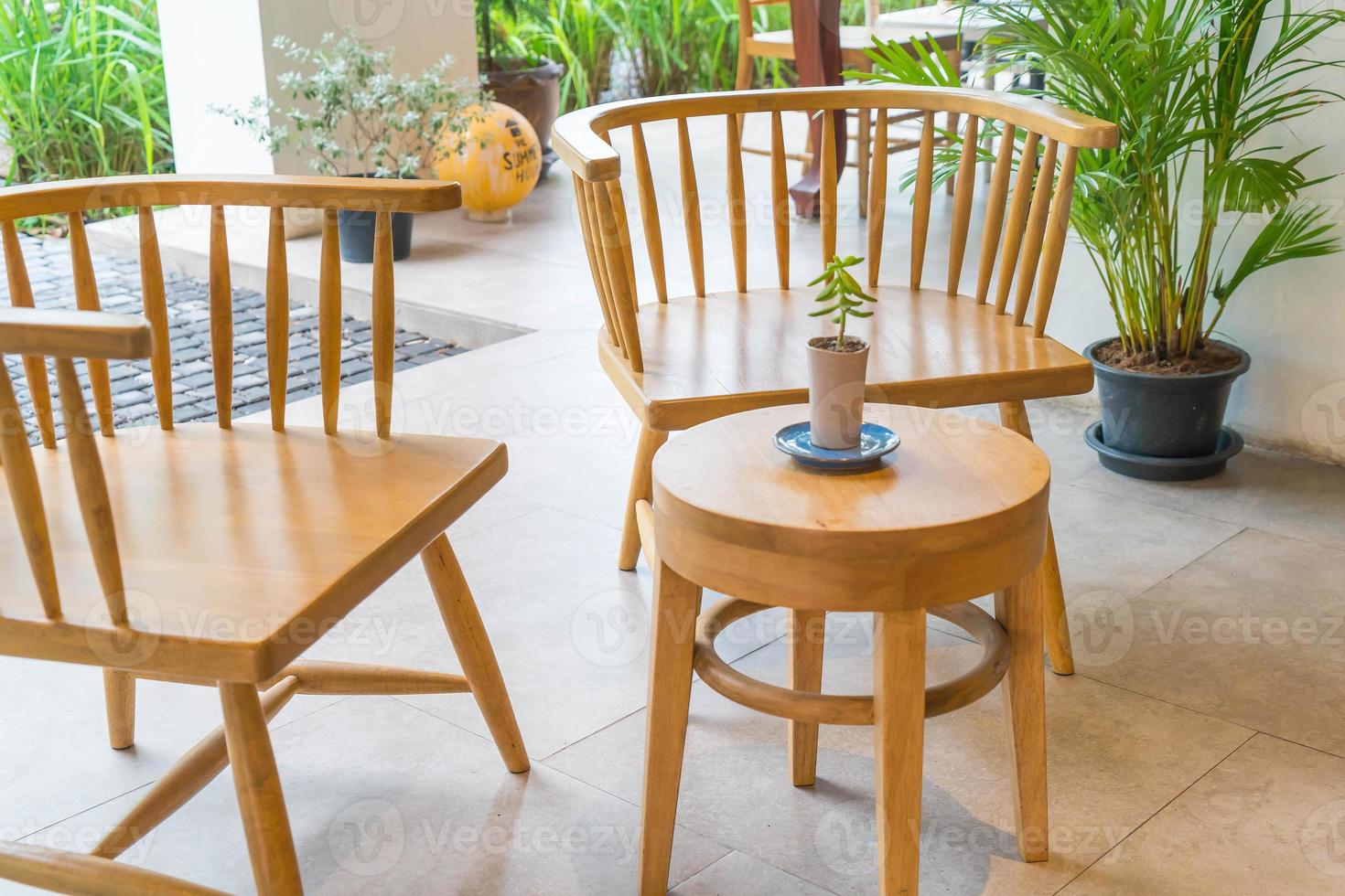 Silla de madera vacía en restaurante. foto