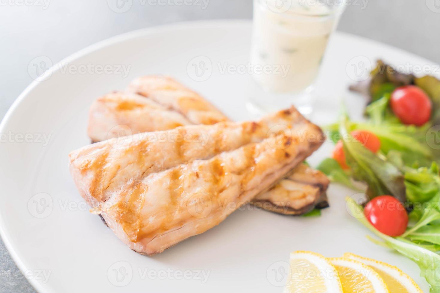 filete de pescado caballa a la parrilla teriyaki foto