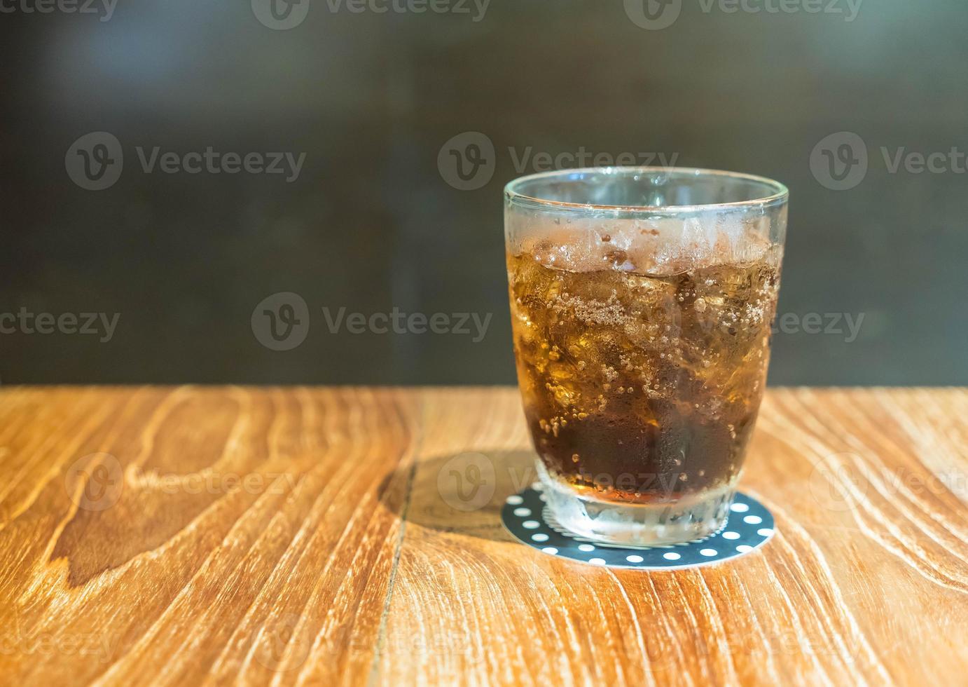 primer plano, vaso de cola, con, hielo foto