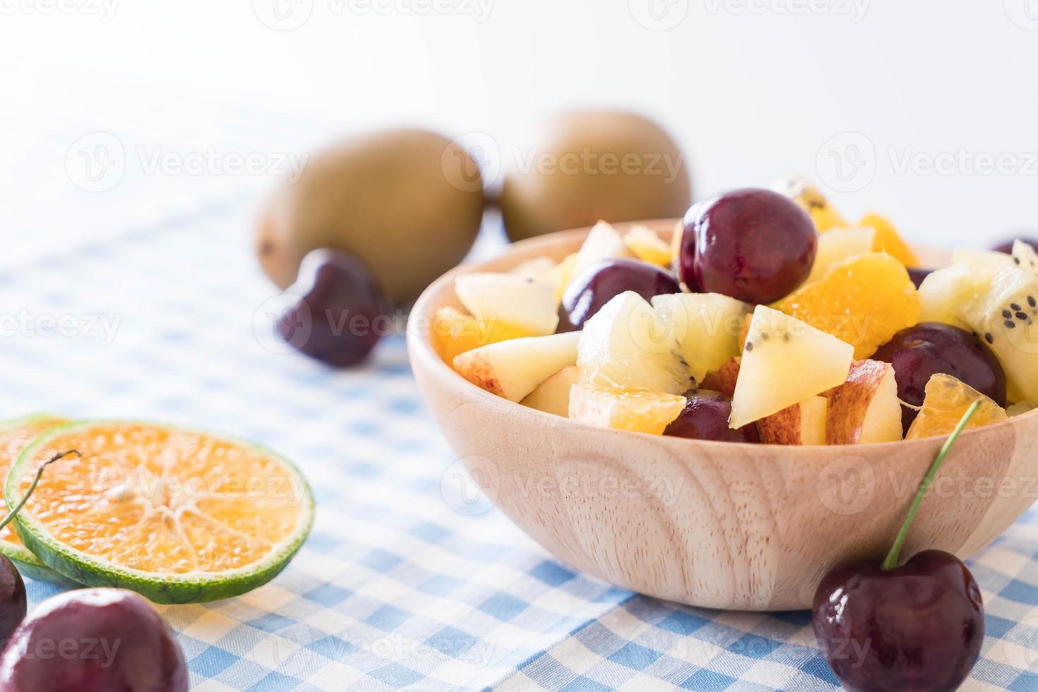 Fruta en rodajas mixtas en placa de madera foto