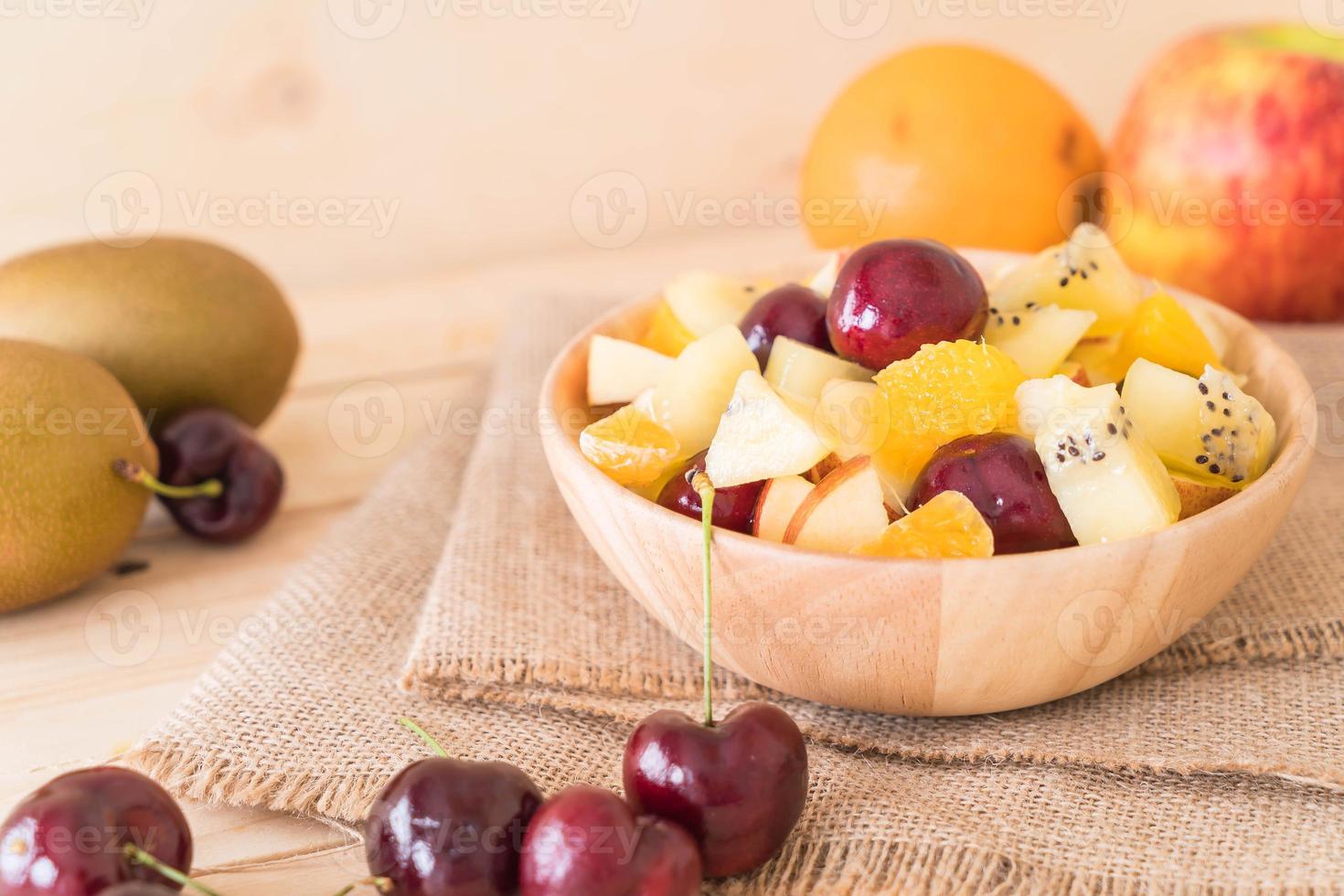 Fruta en rodajas mixtas en placa de madera foto
