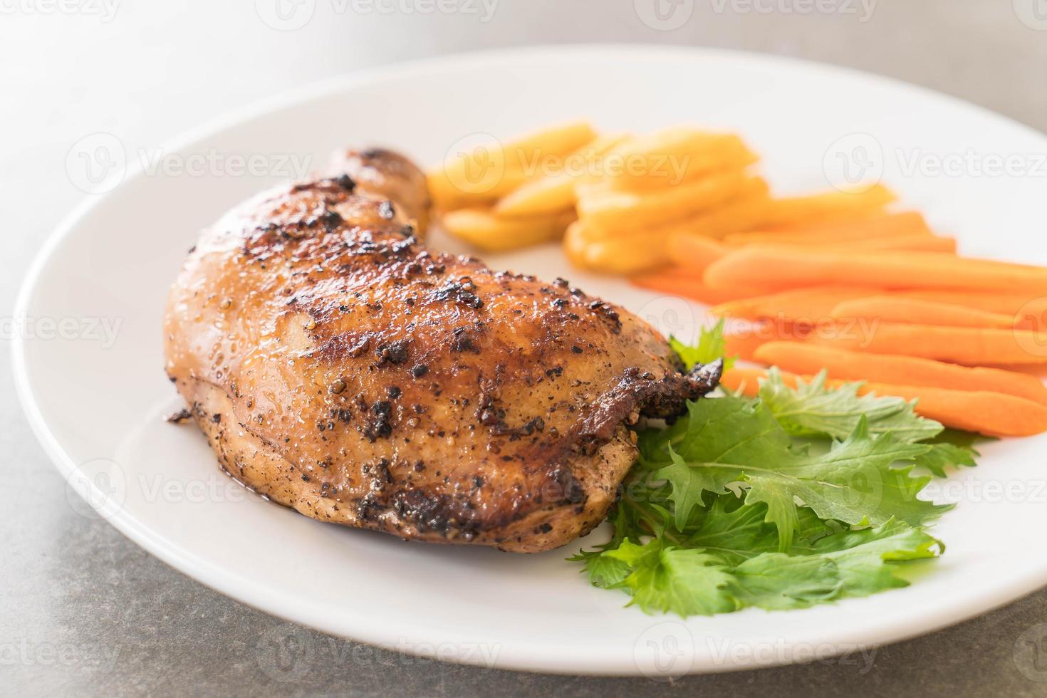 Filete de pollo de muslo en la mesa de comedor foto