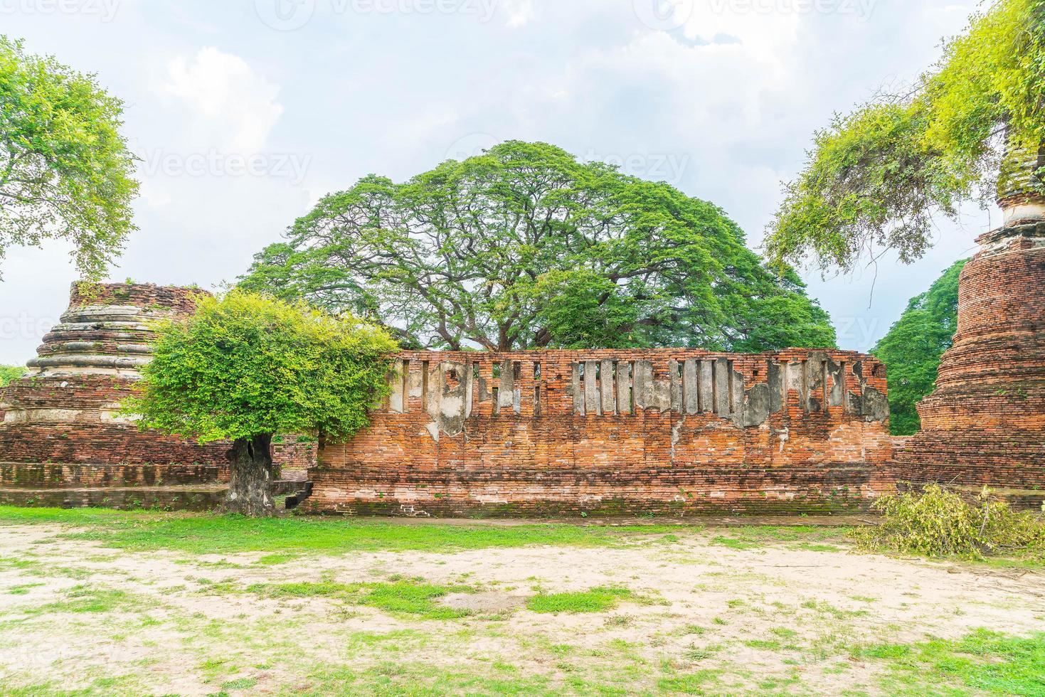 Hermosa arquitectura antigua histórica de ayutthaya en tailandia: mejora el estilo de procesamiento del color foto