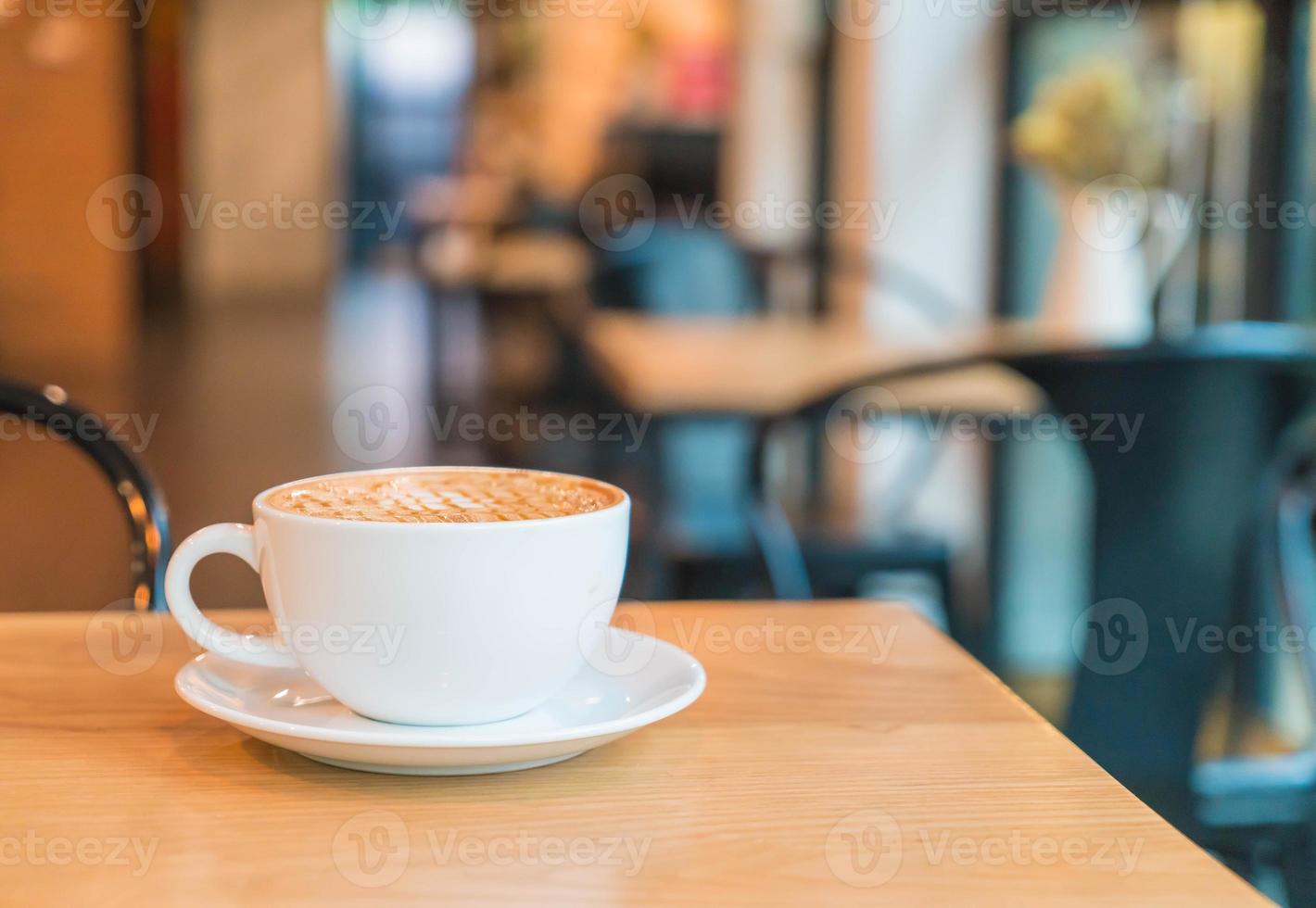 Macchiato de caramelo caliente en la cafetería. foto