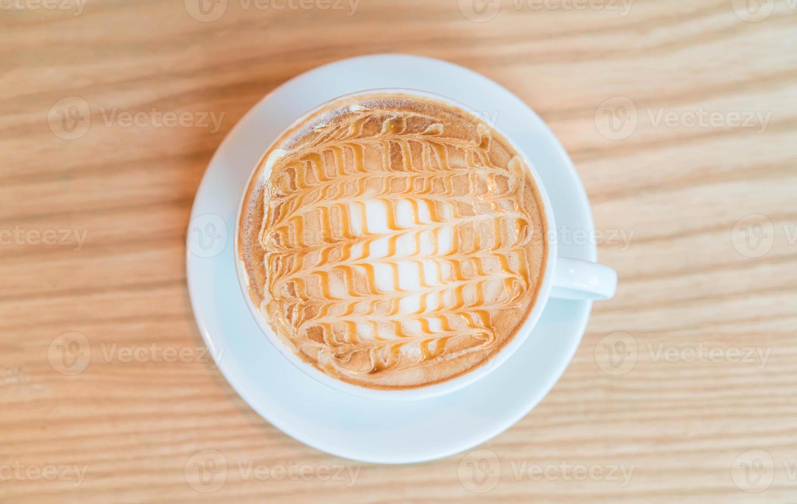 Macchiato de caramelo caliente en la cafetería. foto