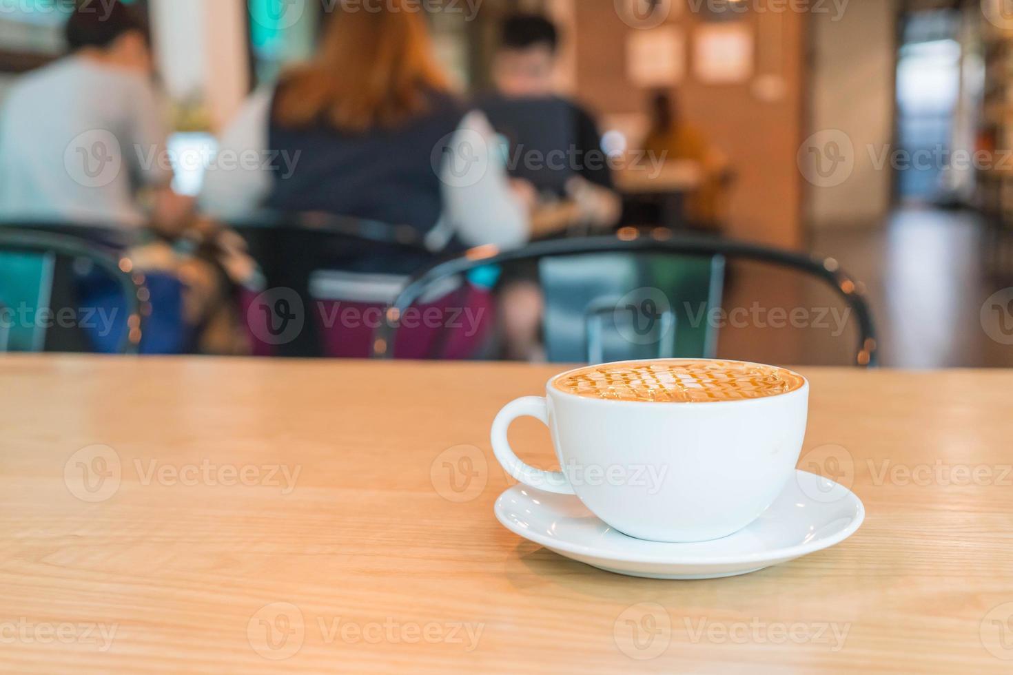 Macchiato de caramelo caliente en la cafetería. foto