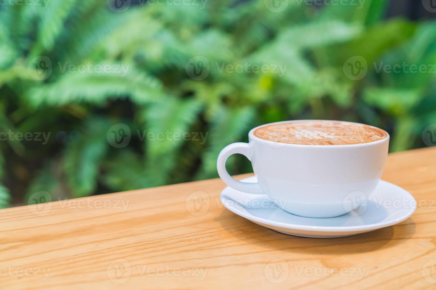 Macchiato de caramelo caliente en la cafetería. foto