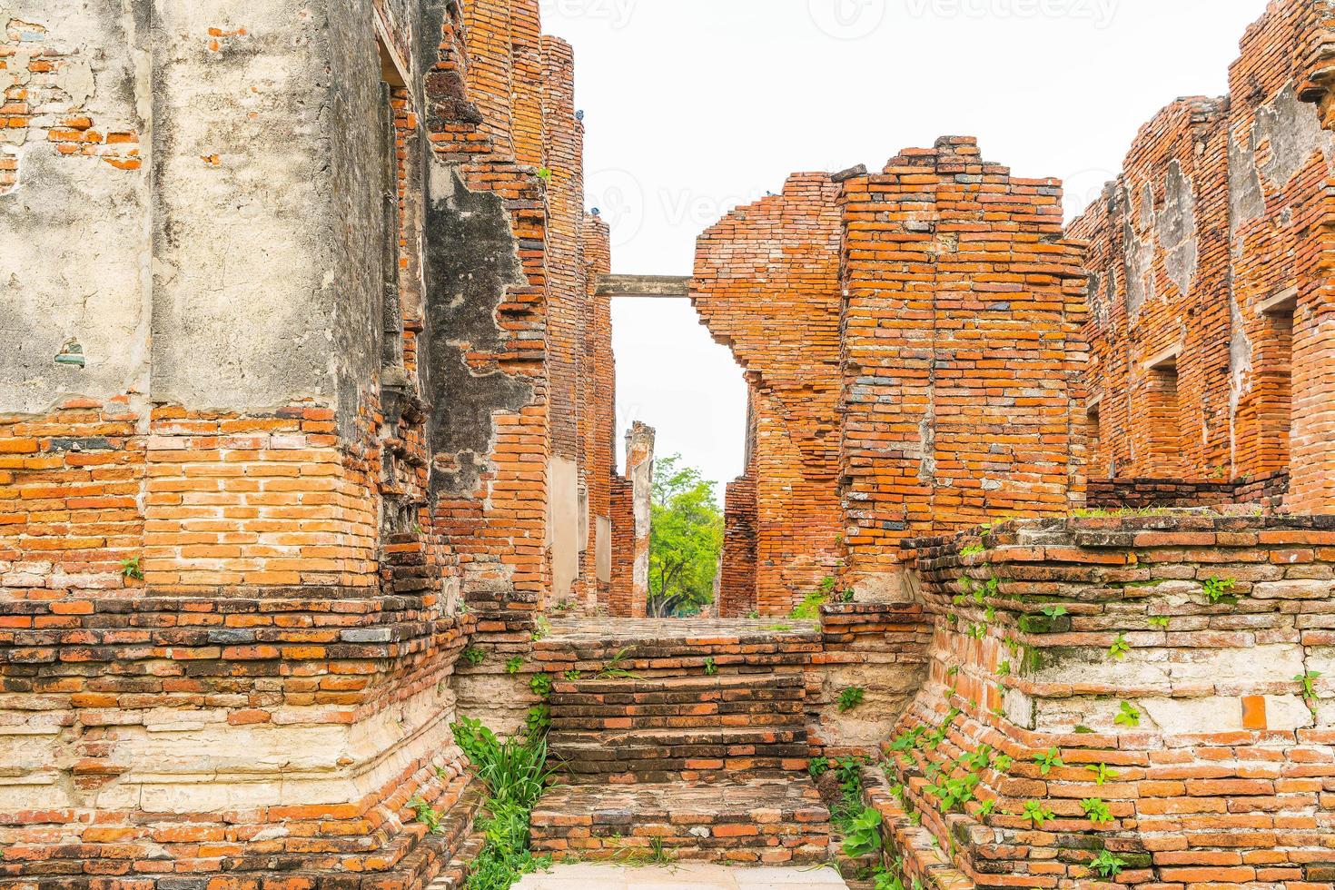 Hermosa arquitectura antigua histórica de ayutthaya en tailandia: mejora el estilo de procesamiento del color foto