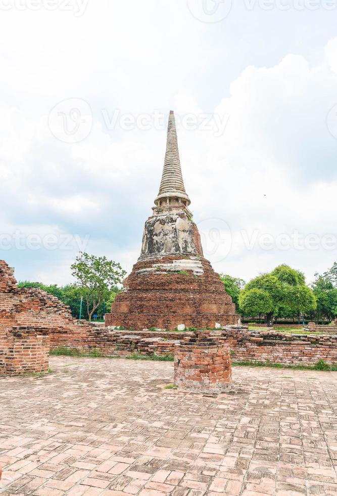 Hermosa arquitectura antigua histórica de ayutthaya en tailandia: mejora el estilo de procesamiento del color foto