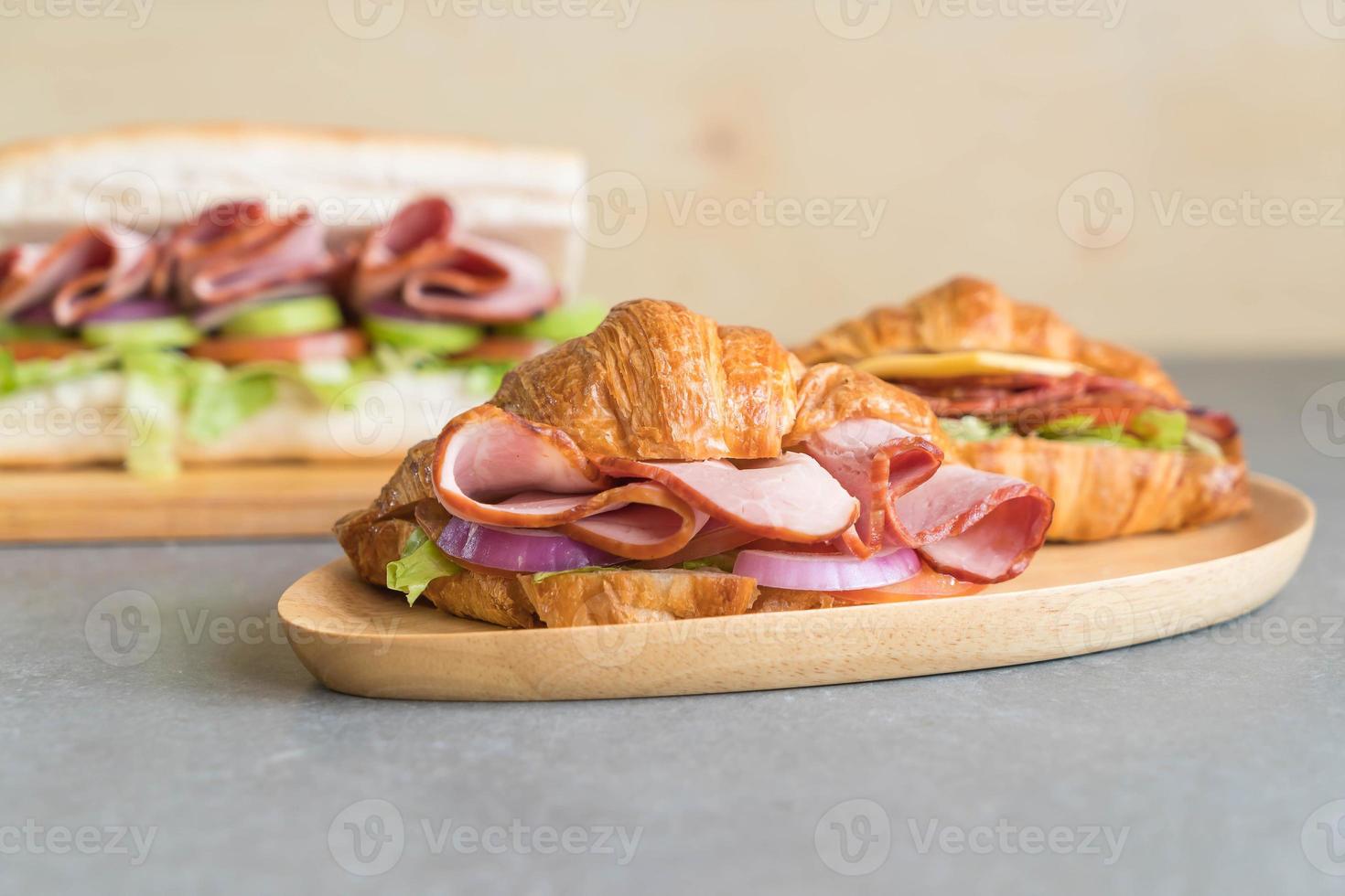 Jamón sándwich croissant en la mesa foto