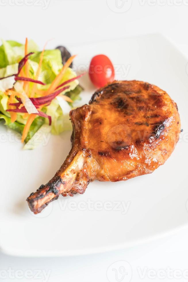 filete de chuleta de cerdo en la mesa foto