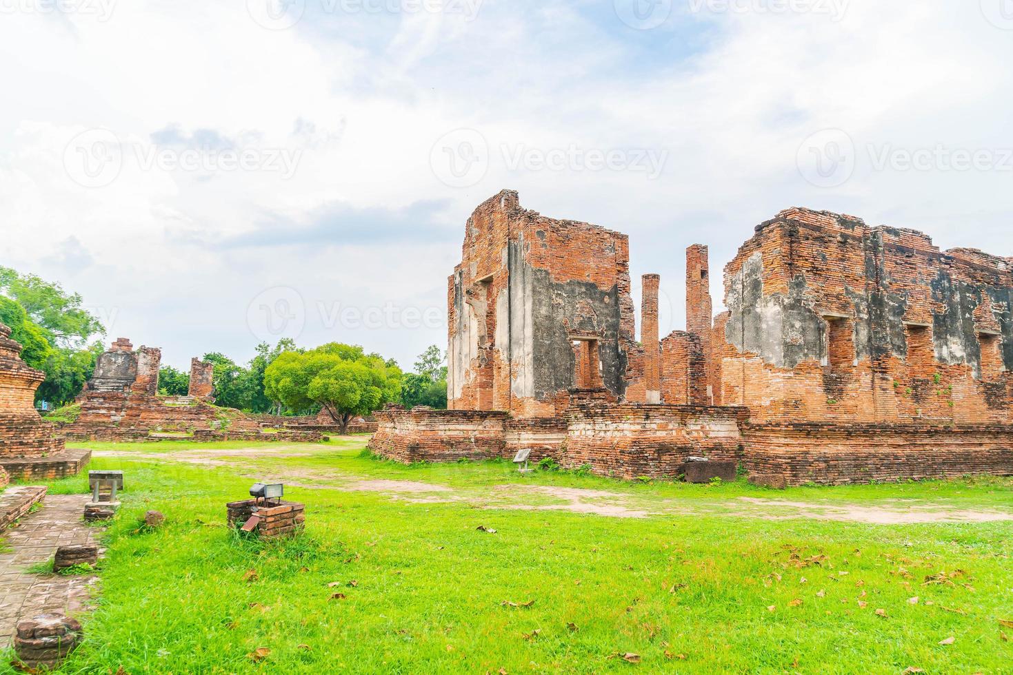 Hermosa arquitectura antigua histórica de ayutthaya en tailandia: mejora el estilo de procesamiento del color foto