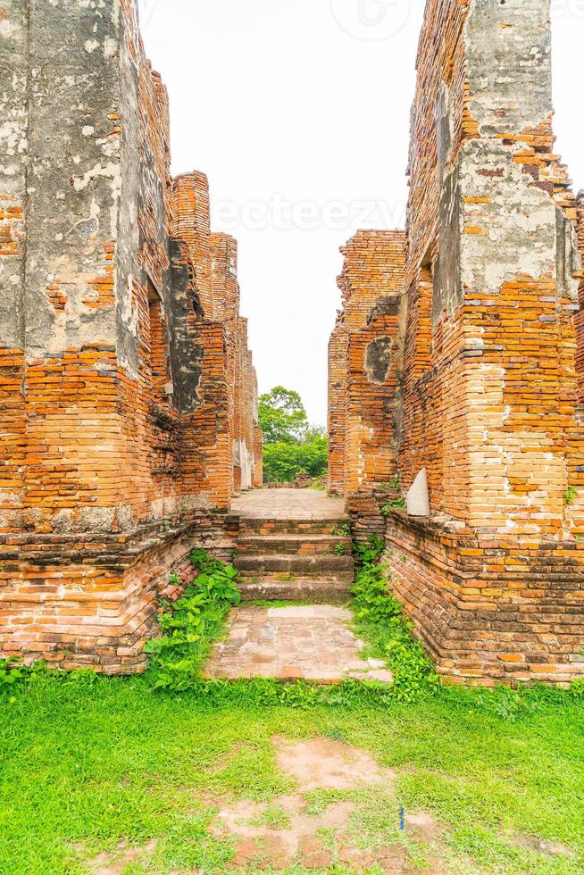 Hermosa arquitectura antigua histórica de ayutthaya en tailandia: mejora el estilo de procesamiento del color foto