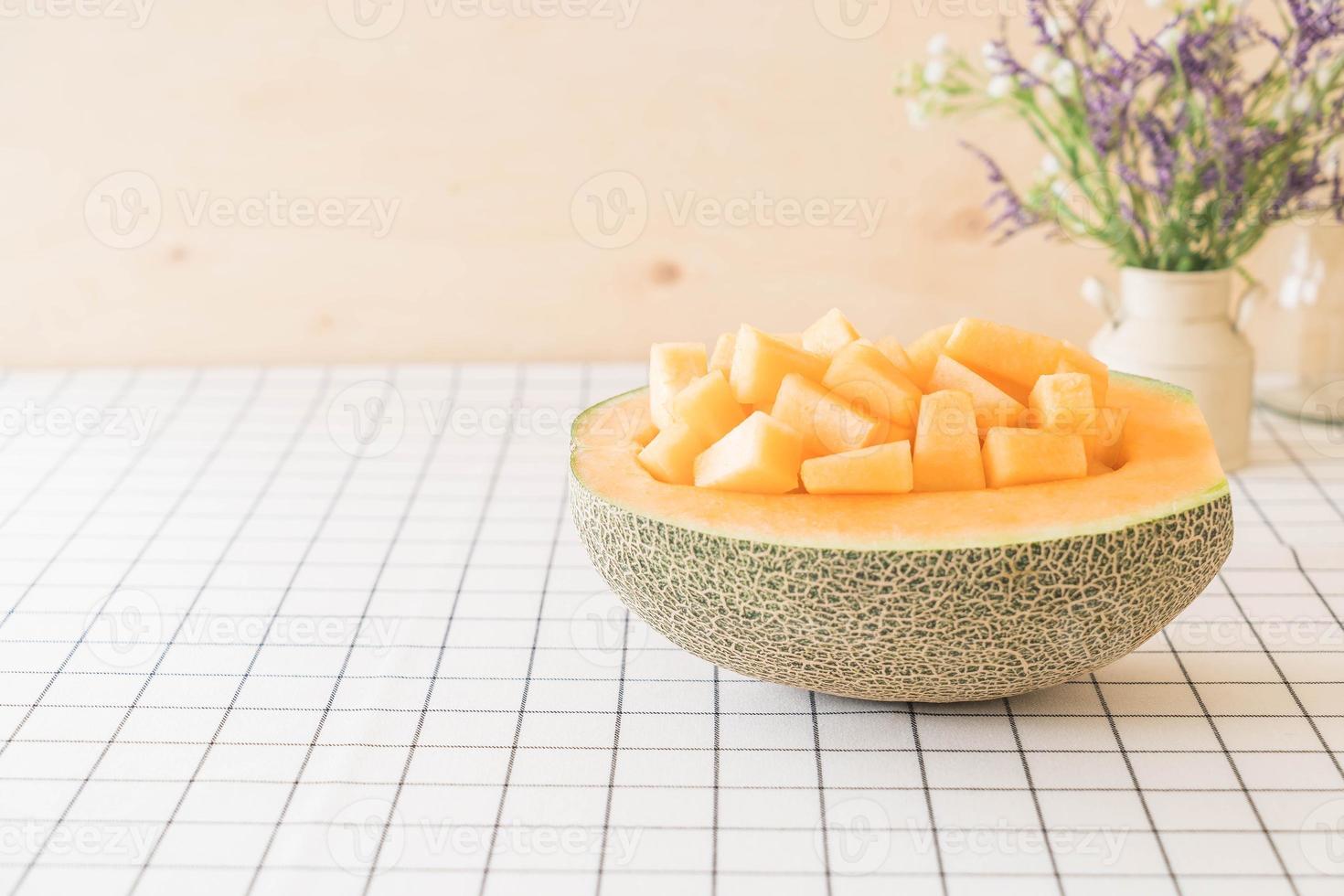 Melón cantalupo fresco de postre en la mesa foto