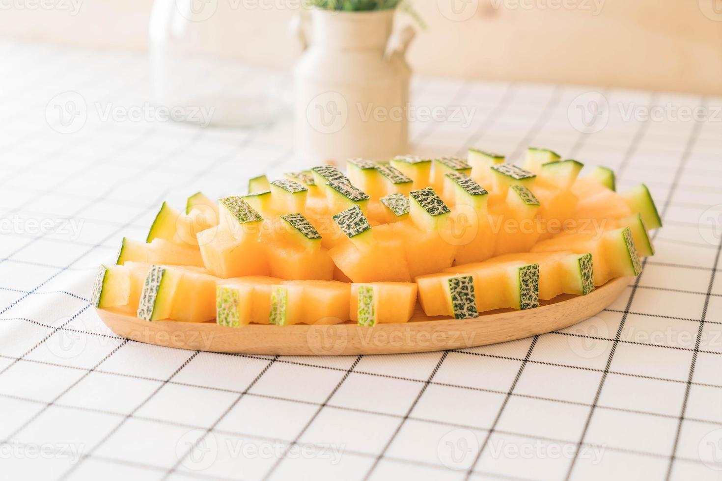 Melón cantalupo fresco de postre en la mesa foto