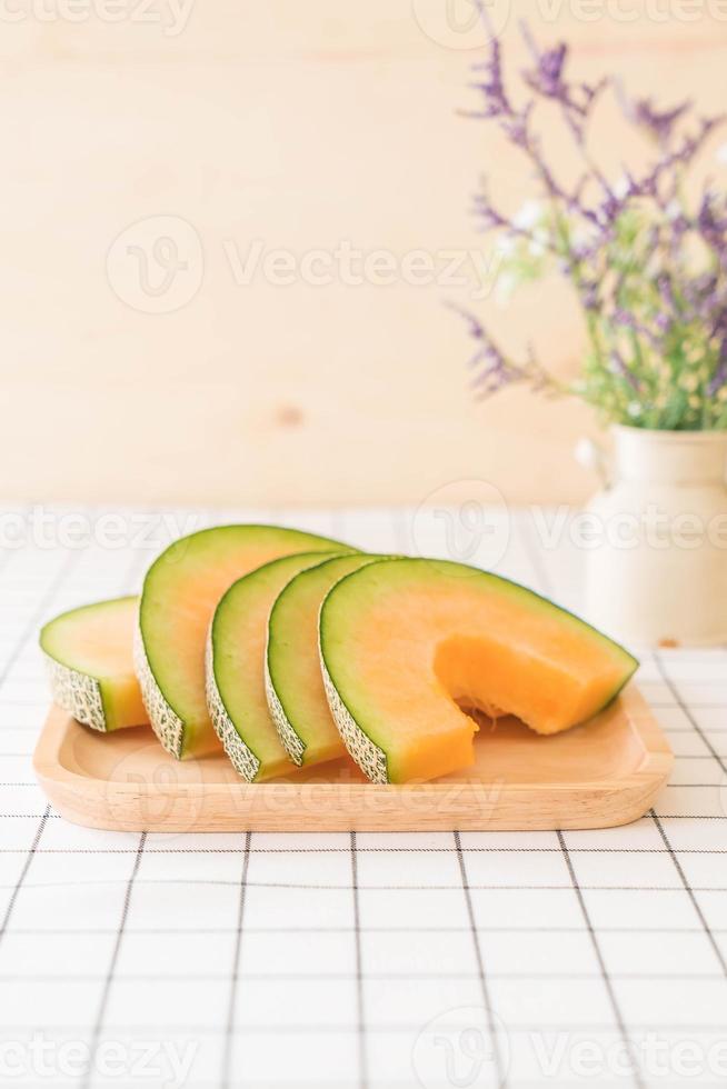 Melón cantalupo fresco de postre en la mesa foto