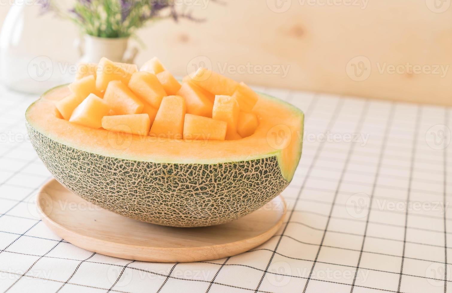 Melón cantalupo fresco de postre en la mesa foto