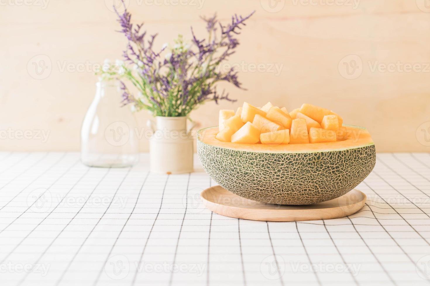 Melón cantalupo fresco de postre en la mesa foto