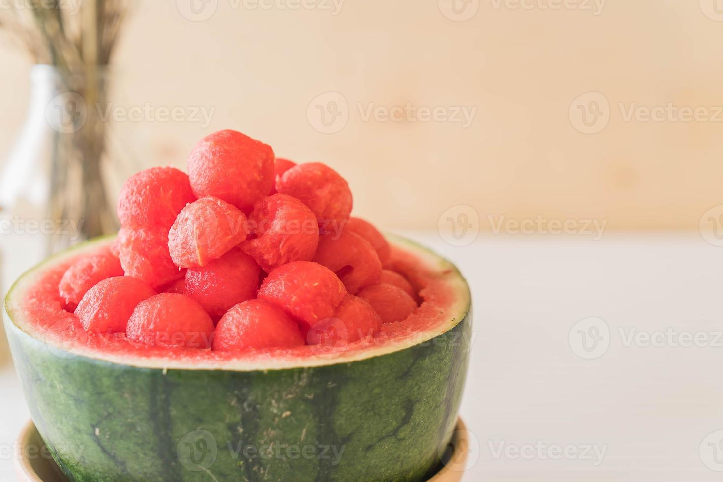 sandía fresca en la mesa foto