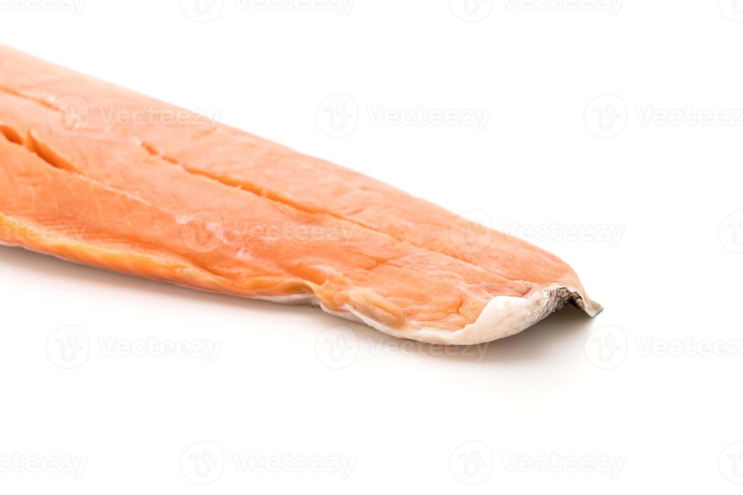 salmón fresco en blanco foto