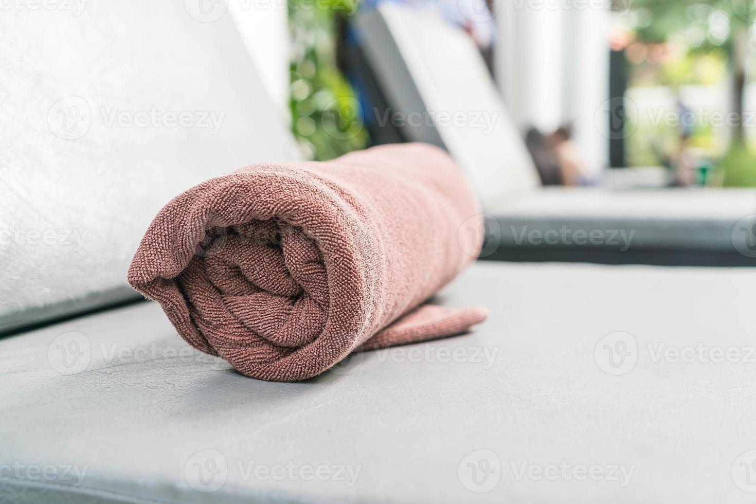 toalla de piscina en la decoración de la silla alrededor de la piscina foto