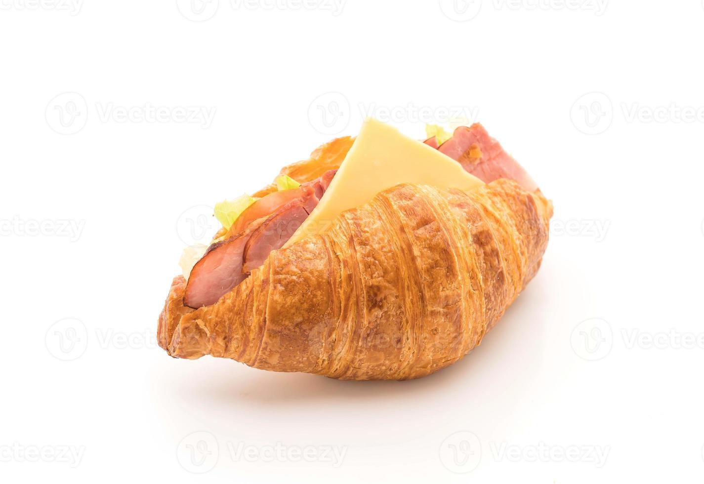 Jamón sándwich croissant sobre fondo blanco. foto