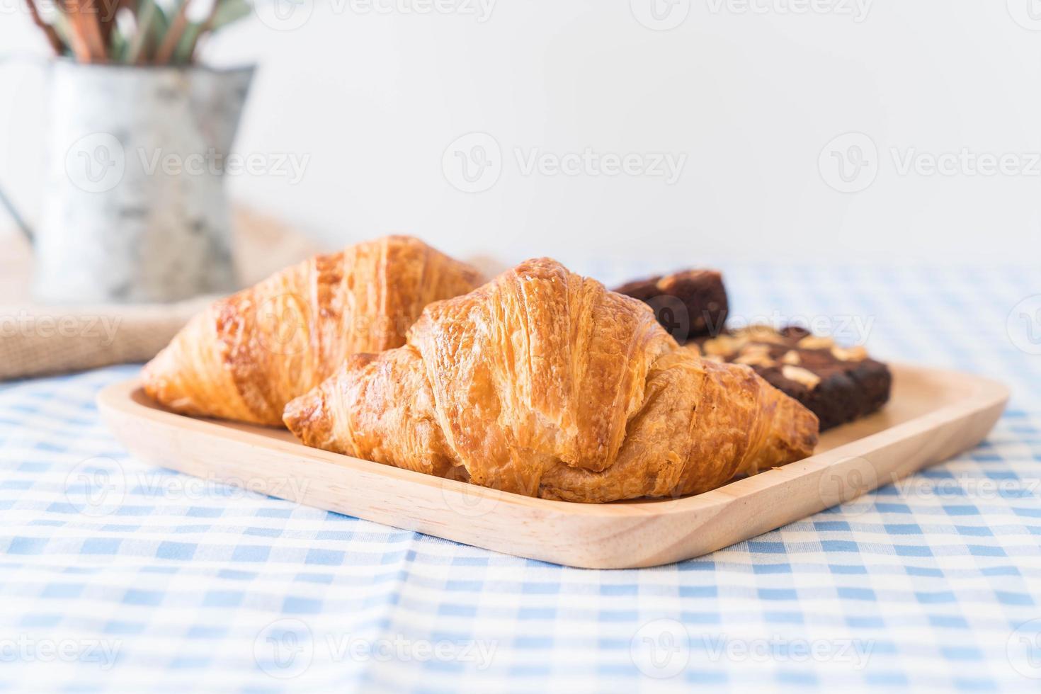 croissant y brownies en la mesa foto