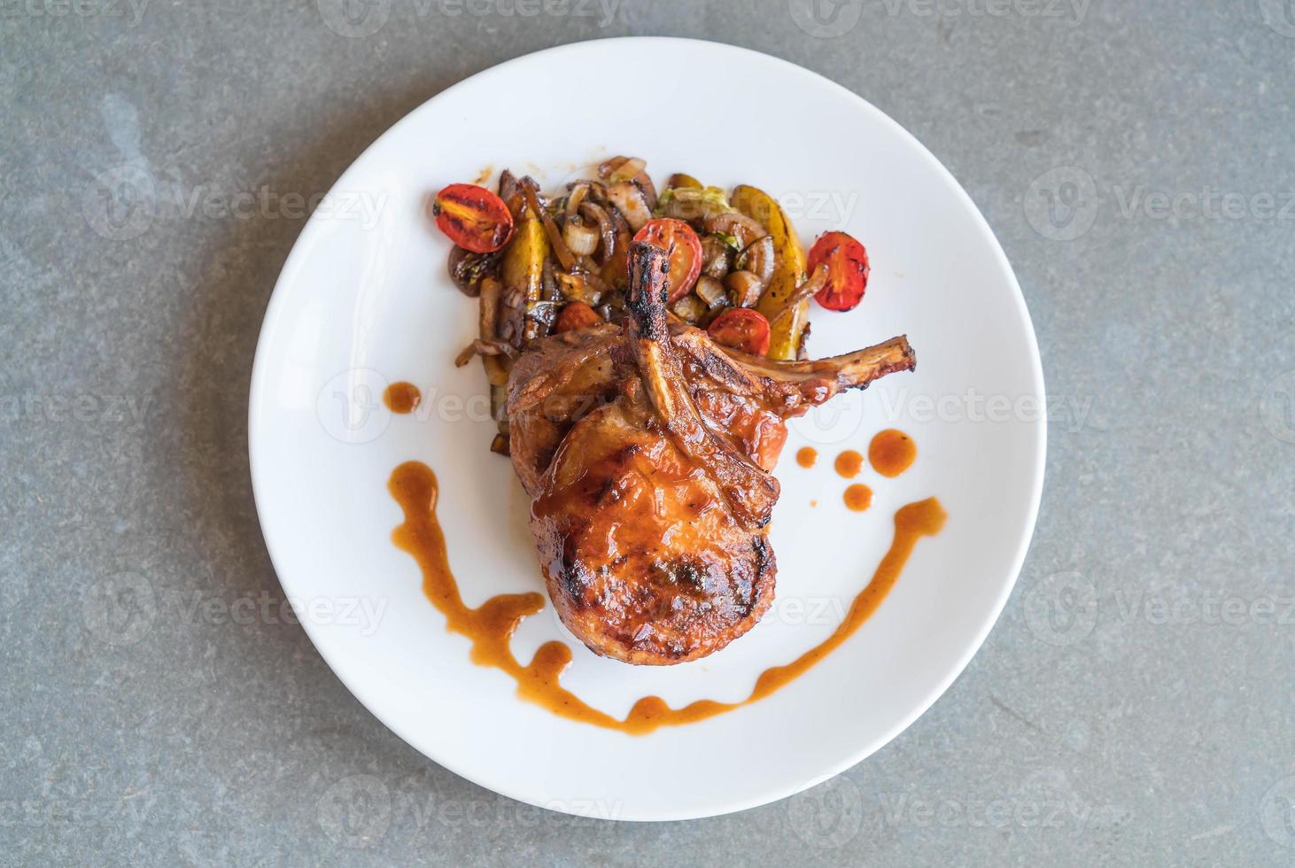 filete de chuleta de cerdo en la mesa foto