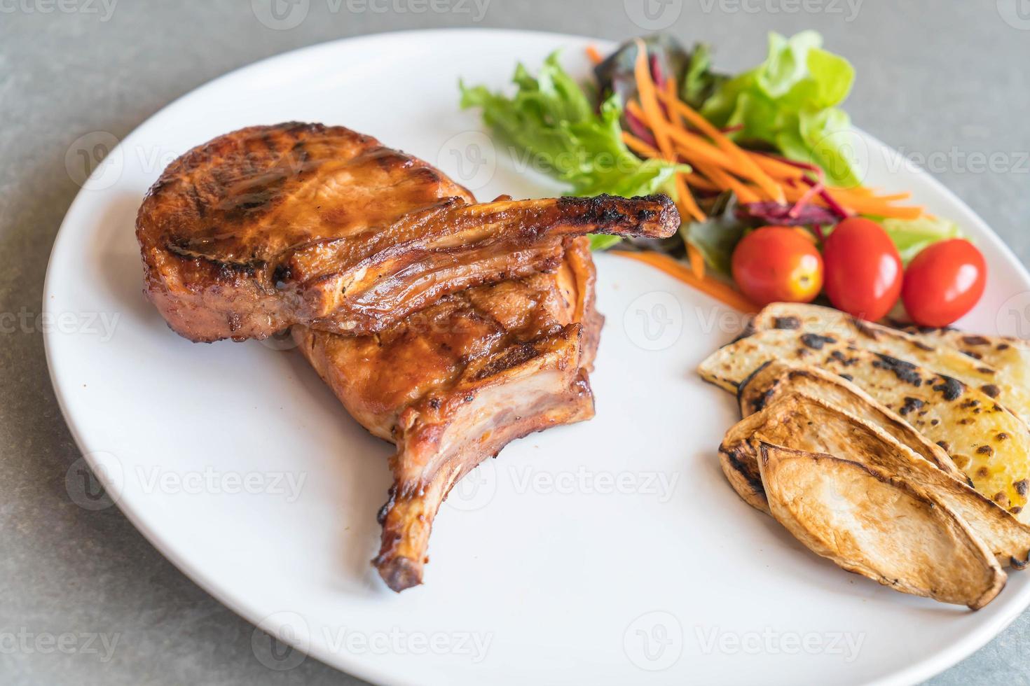 filete de chuleta de cerdo en la mesa foto