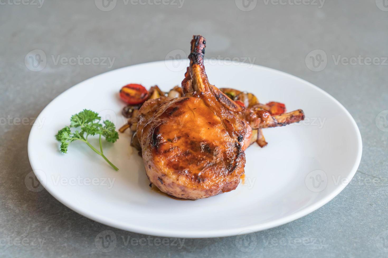 filete de chuleta de cerdo en la mesa foto