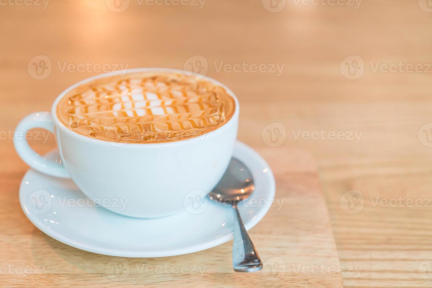 Macchiato de caramelo caliente en la cafetería. foto