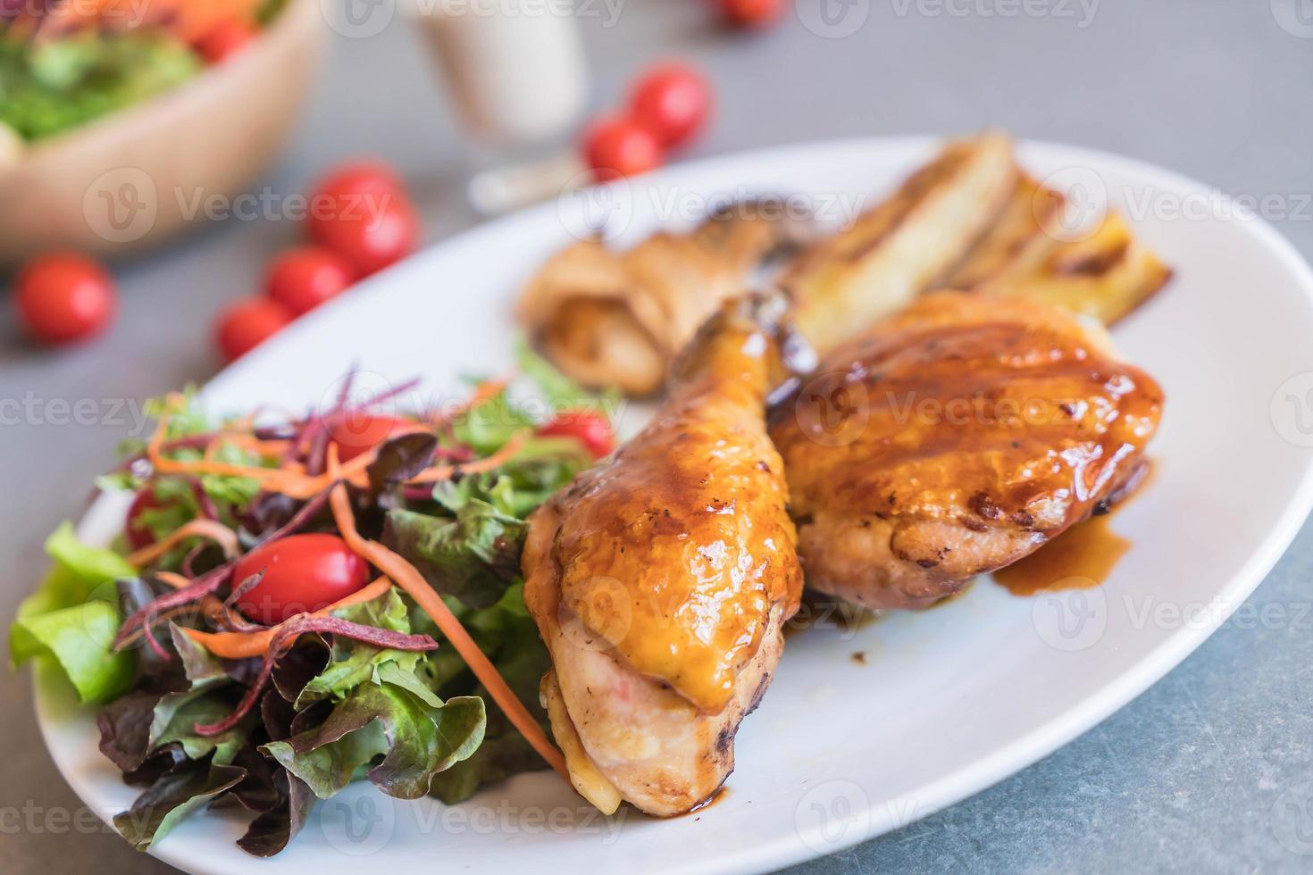 Filete de pollo a la plancha con salsa teriyaki en la mesa de comedor foto