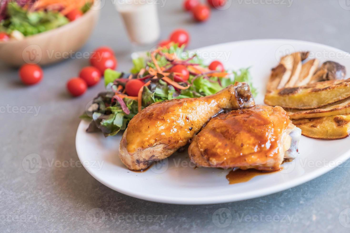 Filete de pollo a la plancha con salsa teriyaki en la mesa de comedor foto