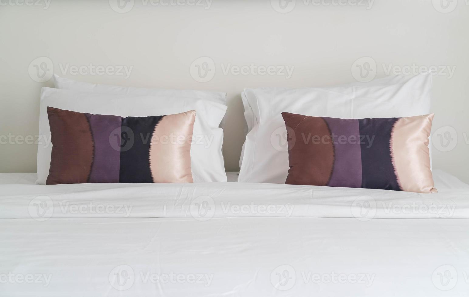 almohada en la decoración de la cama en el interior del dormitorio foto