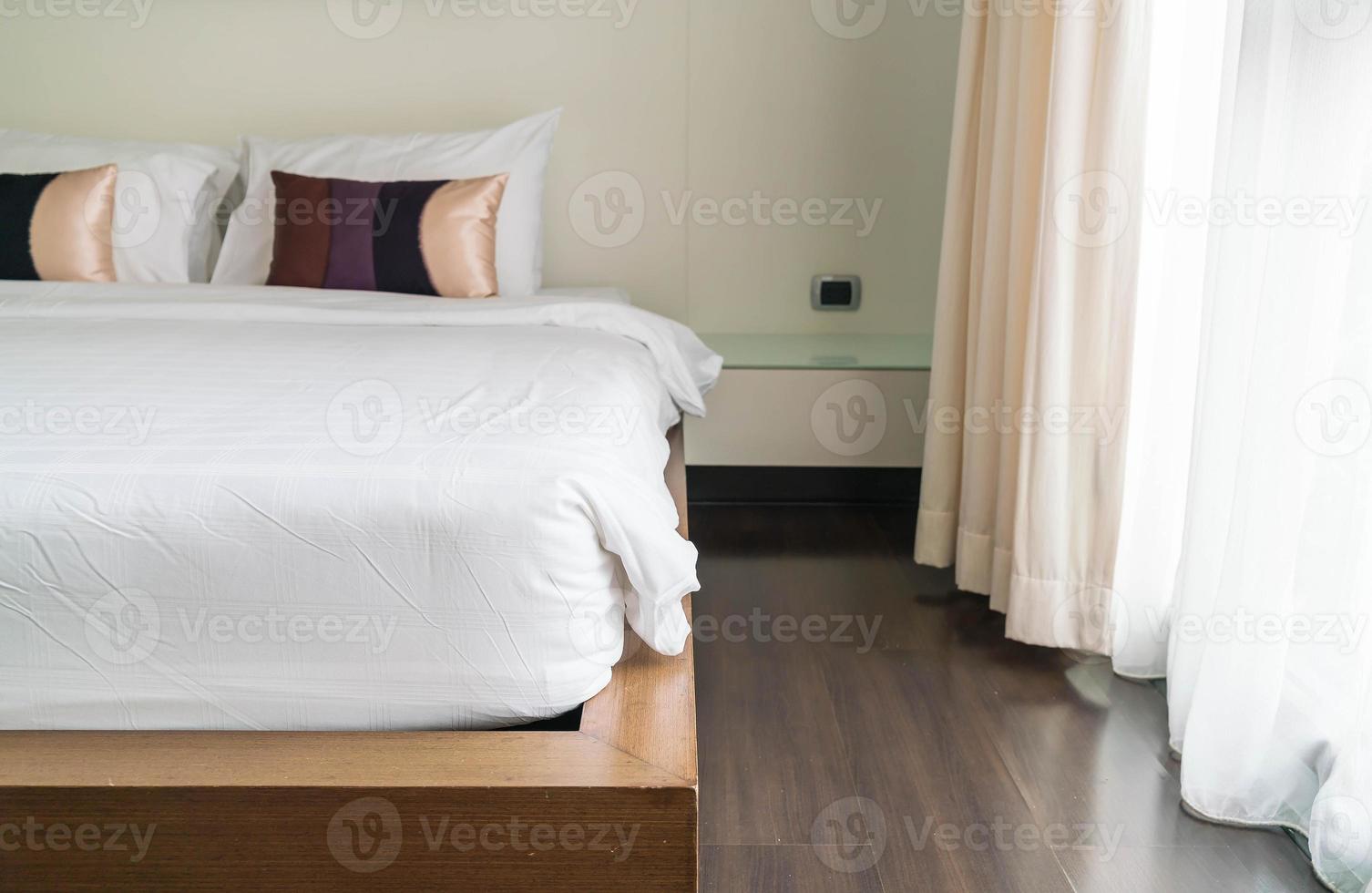 almohada en la decoración de la cama en el interior del dormitorio foto