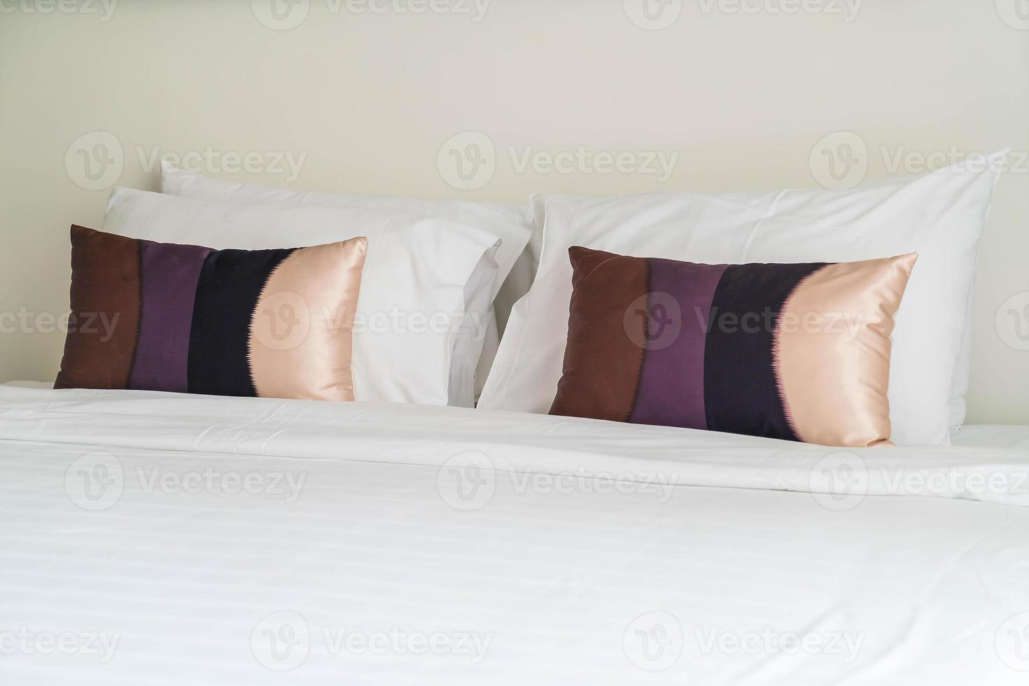 almohada en la decoración de la cama en el interior del dormitorio foto