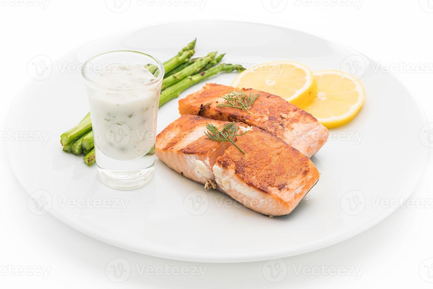 Filete de salmón a la plancha sobre fondo blanco. foto