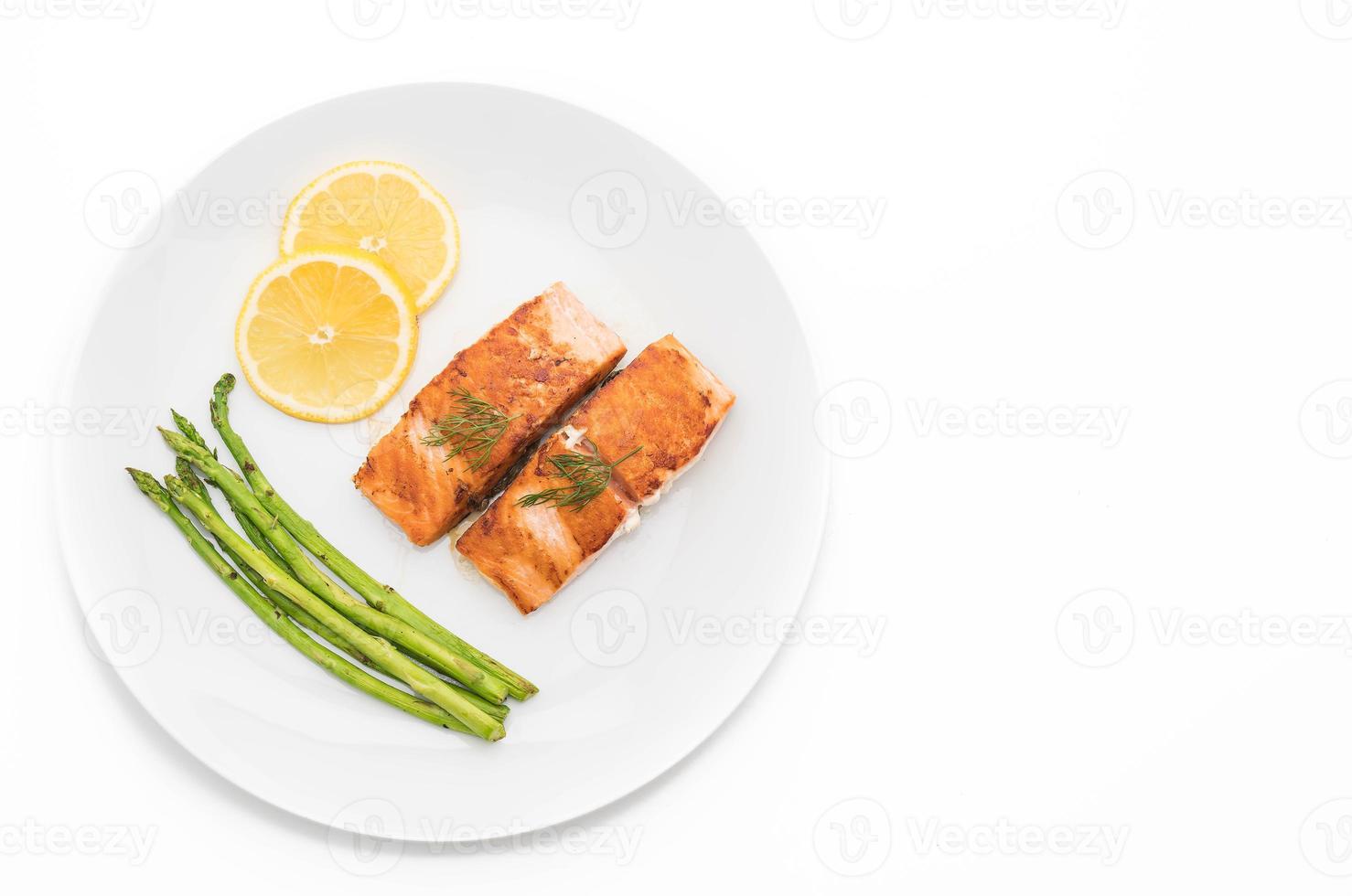 Filete de salmón a la plancha sobre fondo blanco. foto