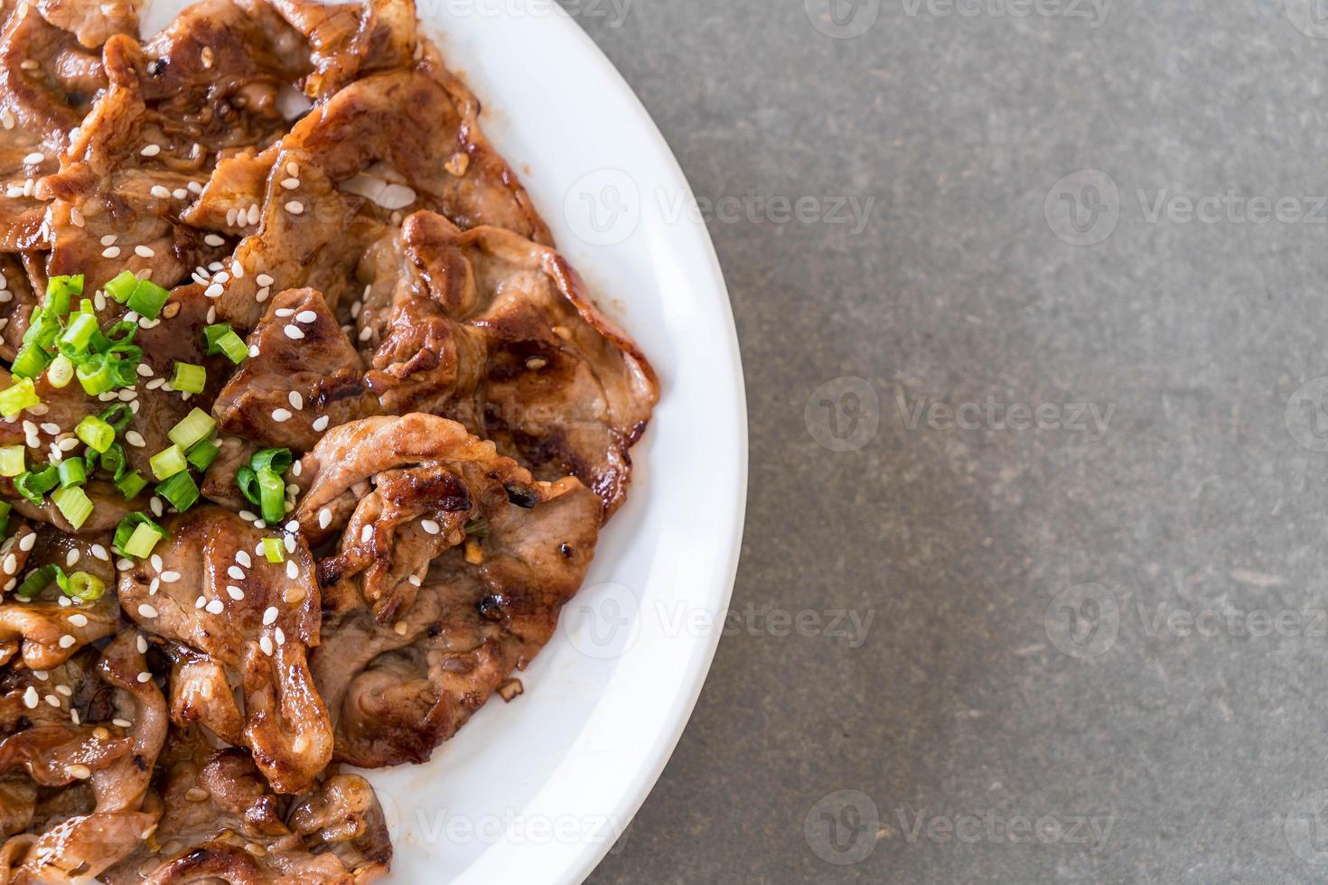 Carne de cerdo a la parrilla en un plato - estilo coreano foto