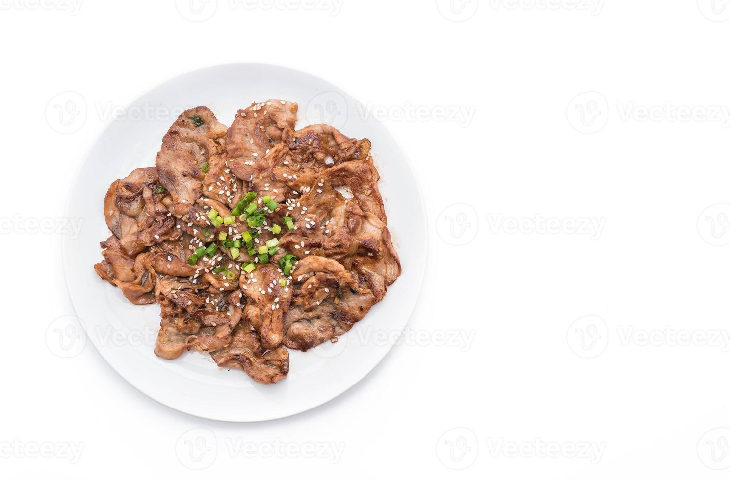 Carne de cerdo a la parrilla en un plato - estilo coreano foto