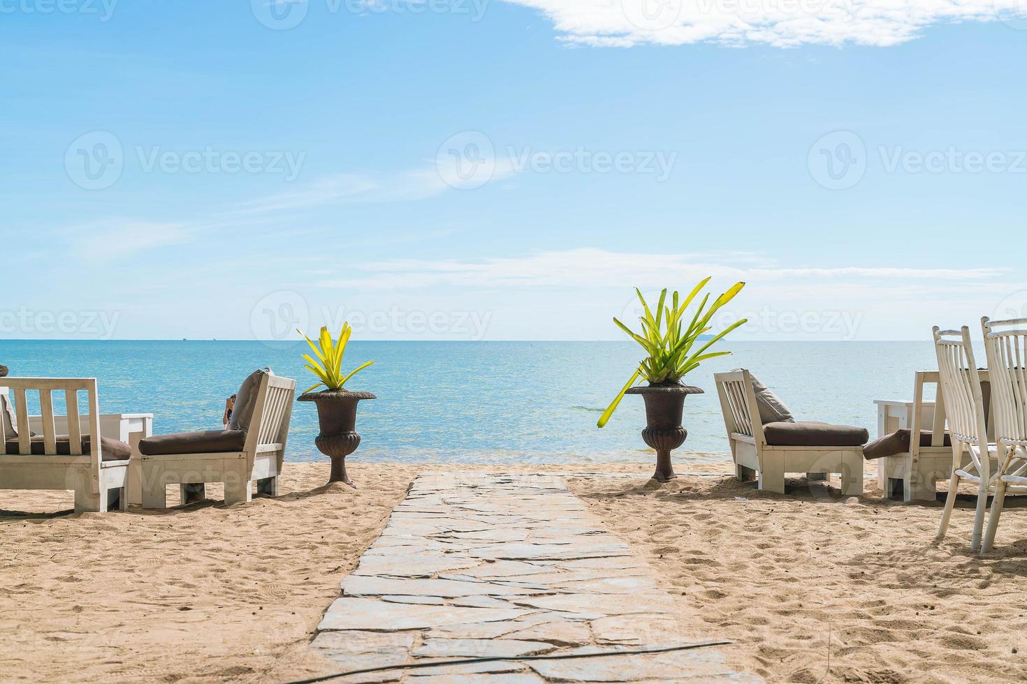 Pasarela con fondo de cielo y mar. foto