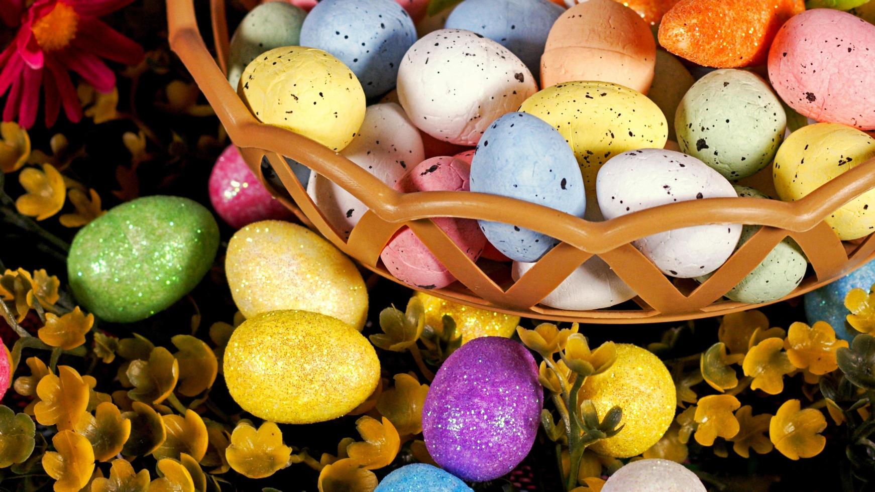 coloridos huevos pascuales tradicionales de pascua foto