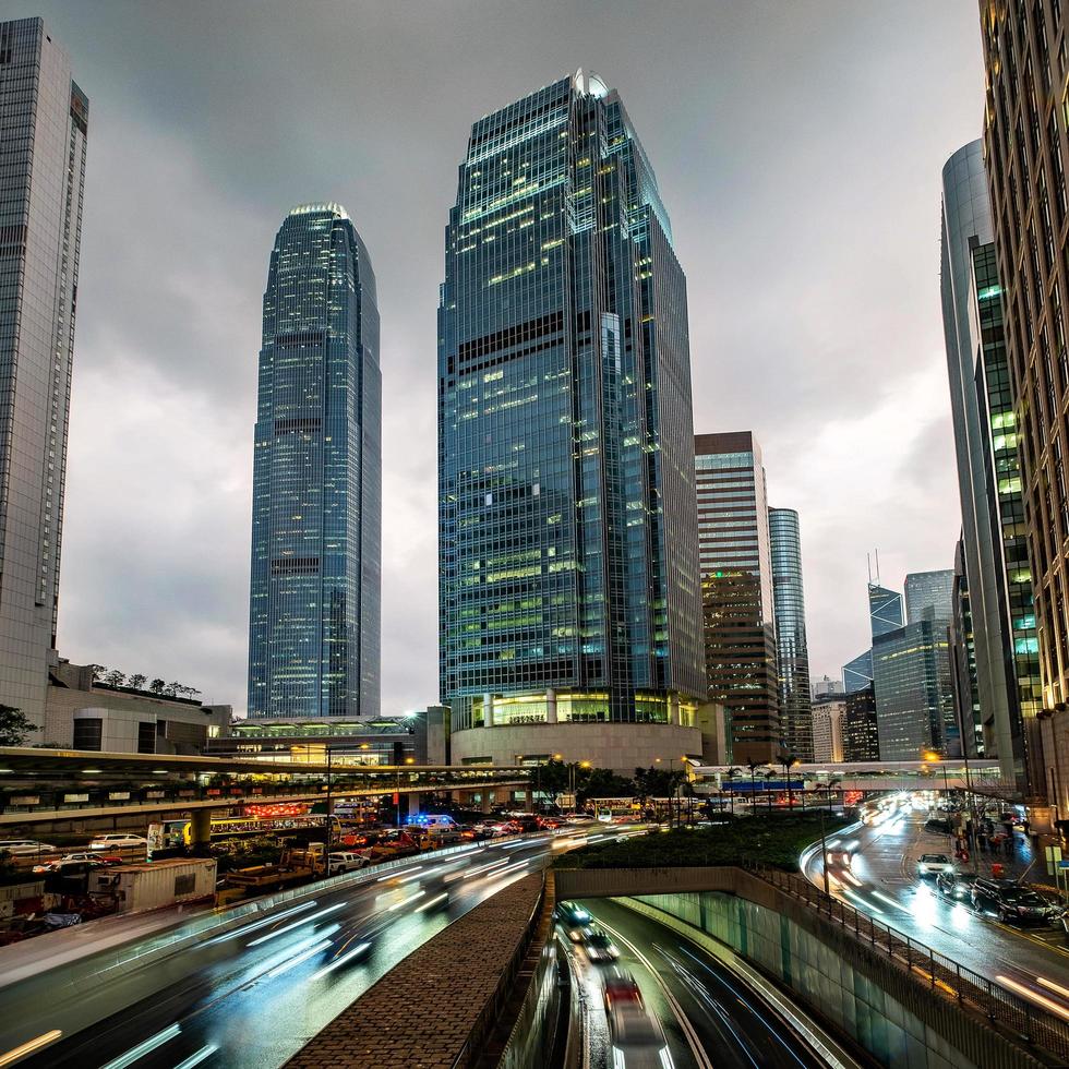 Horizonte de Hong Kong en el distrito central de negocios con rastro de luz en la noche, Hong Kong, China. foto