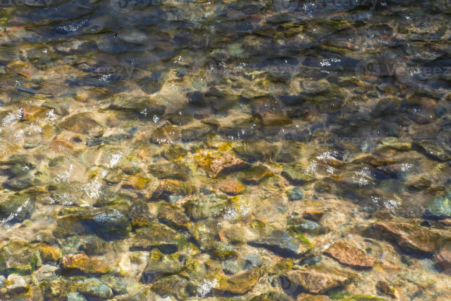piedra en el agua foto