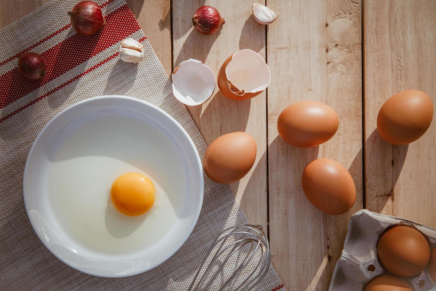 los huevos se ponen en bandejas de madera y tienen huevos rotos. foto