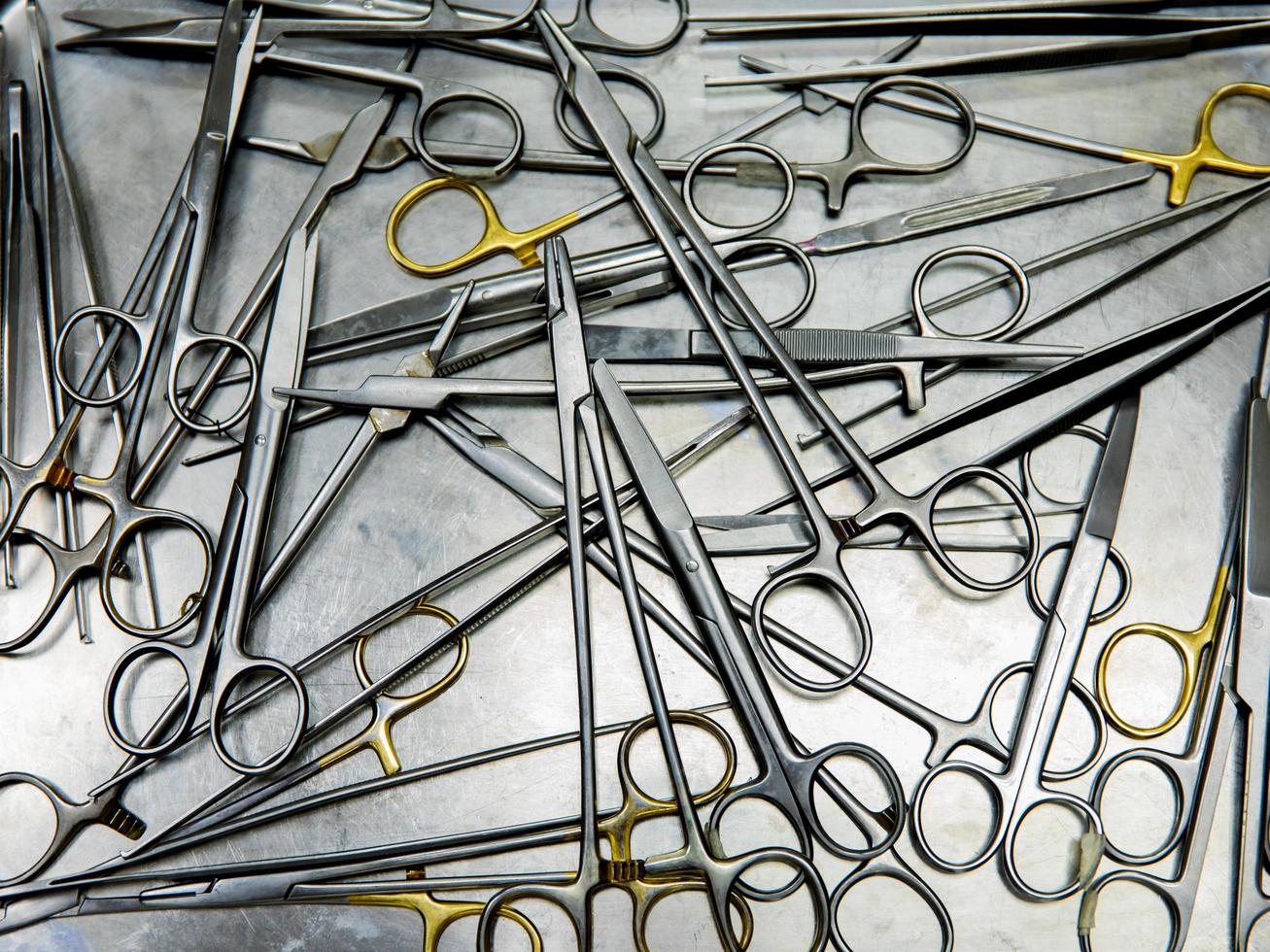 Instrumentos quirúrgicos de cerca en blanco y negro foto