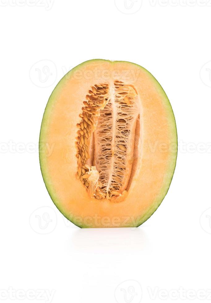 Melón cantalupo sobre fondo blanco. foto